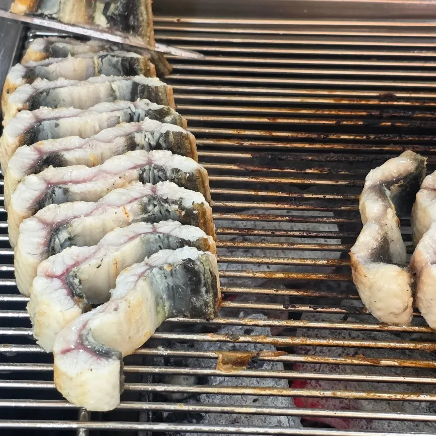 노릇하게 익어가는 장어 토막