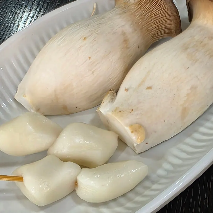 서비스로 나온 버섯과 떡꼬치