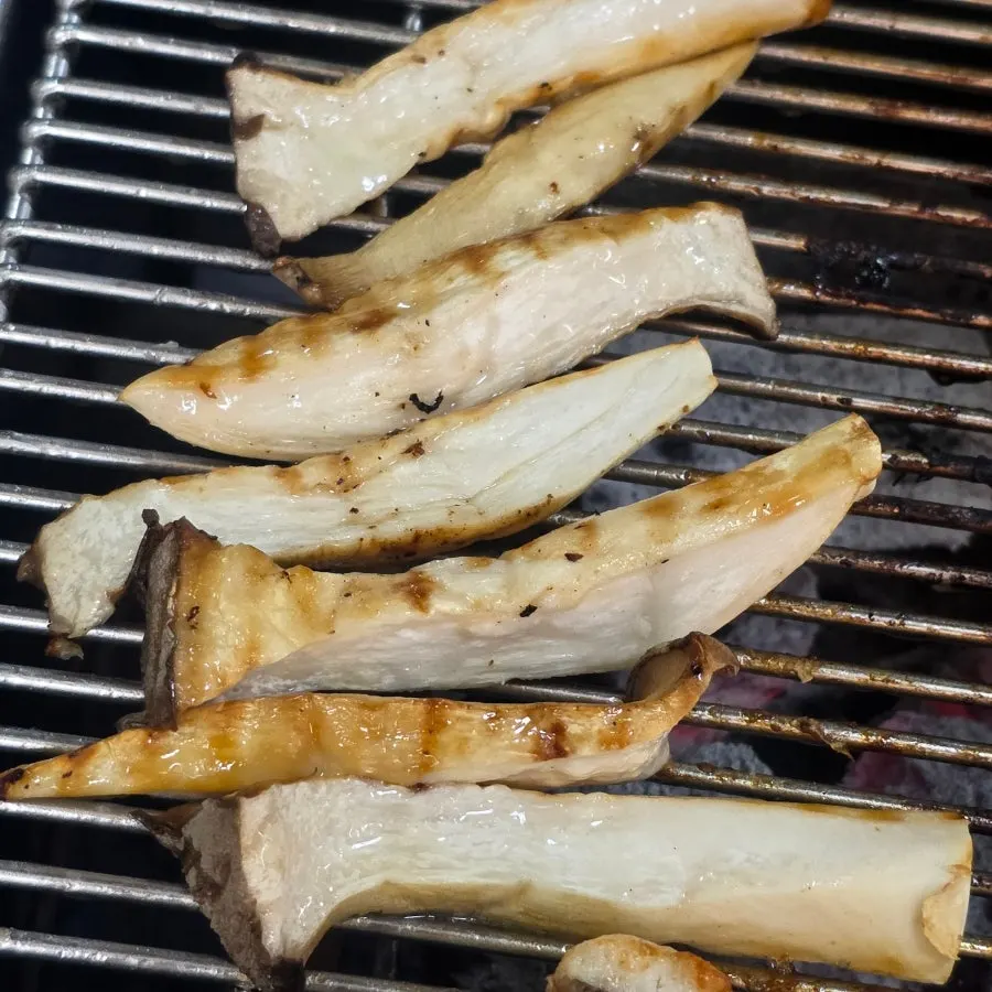 참기름 소금장에 찍은 버섯구이