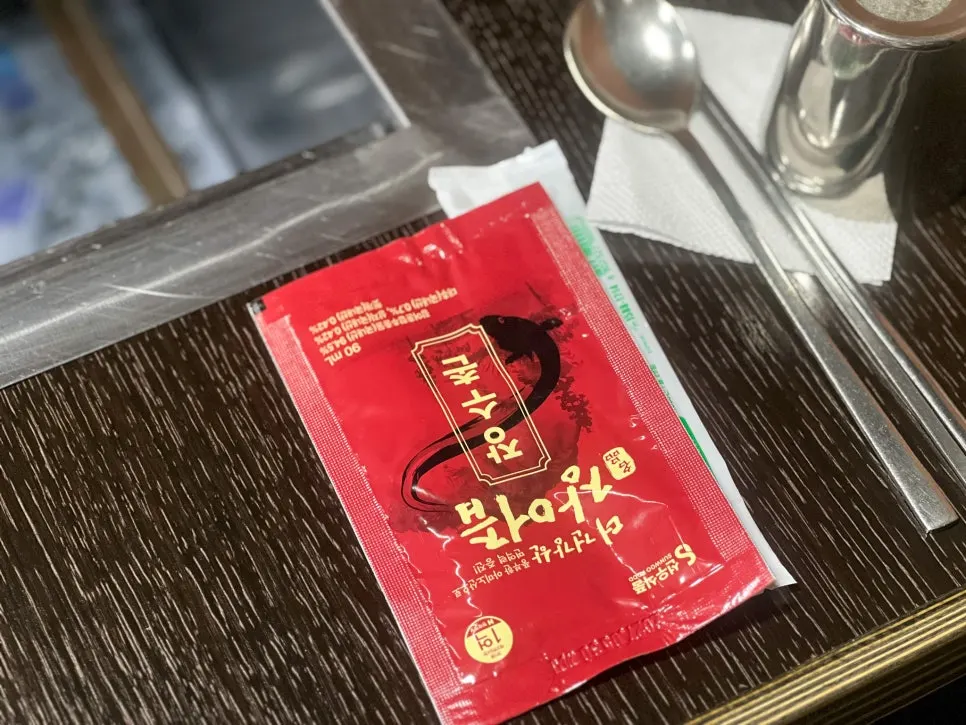 테이블에 놓인 장어즙 파우치 90ml
