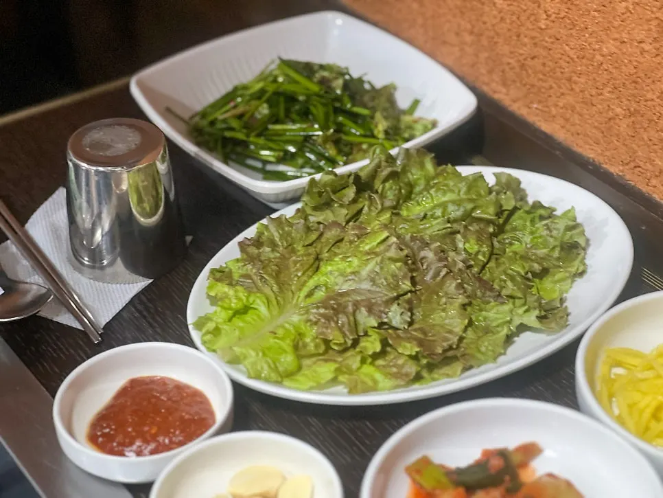 쌈채소와 샐러드 등 기본 반찬 세팅