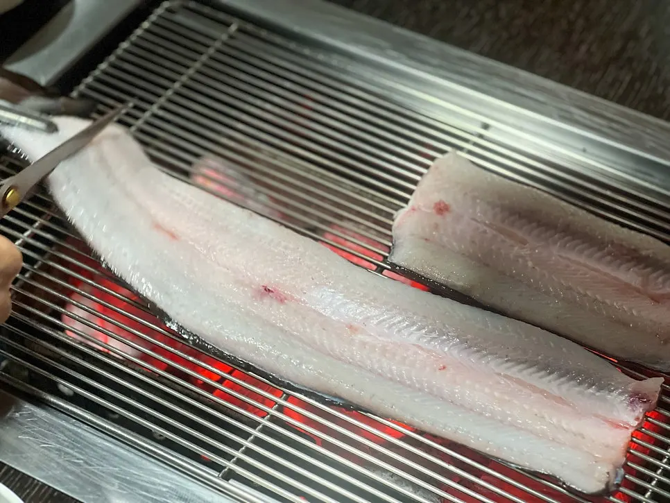 접시에 담긴 생장어 손질 상태