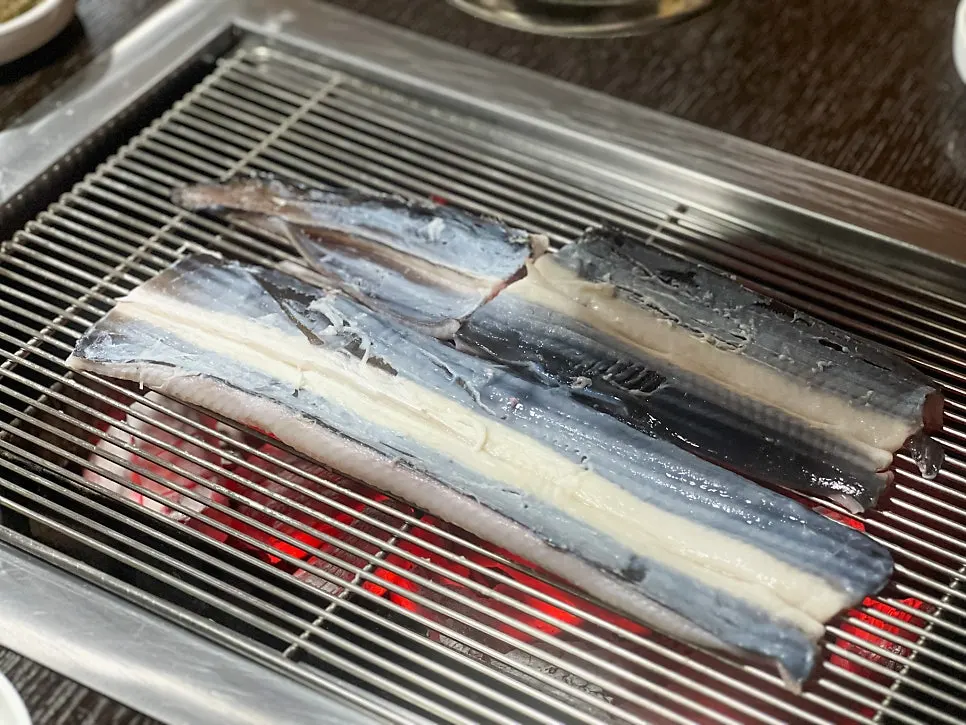숯불 위에서 소금 뿌려 굽는 장어