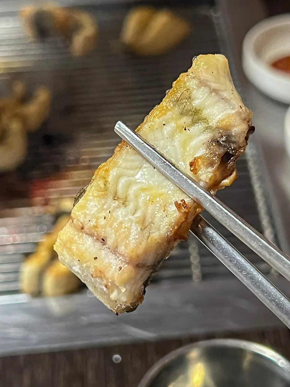 불판 가장자리로 빼둔 다 익은 장어