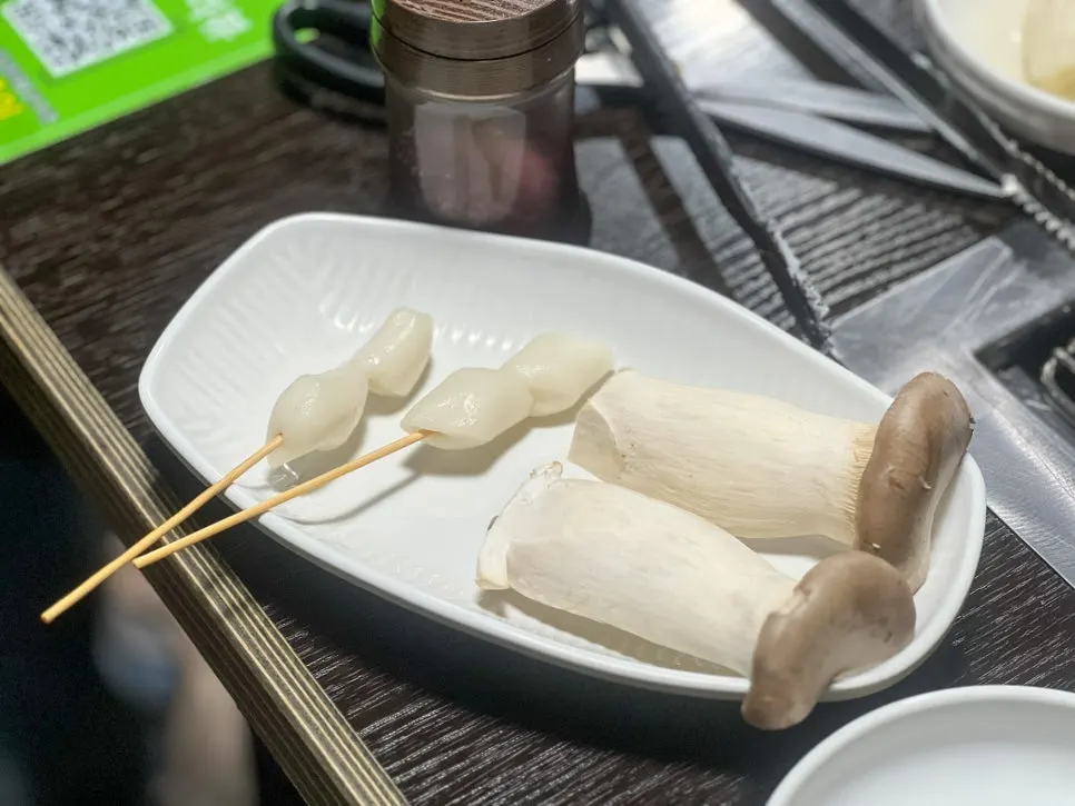서비스로 나온 새송이버섯과 떡꼬치