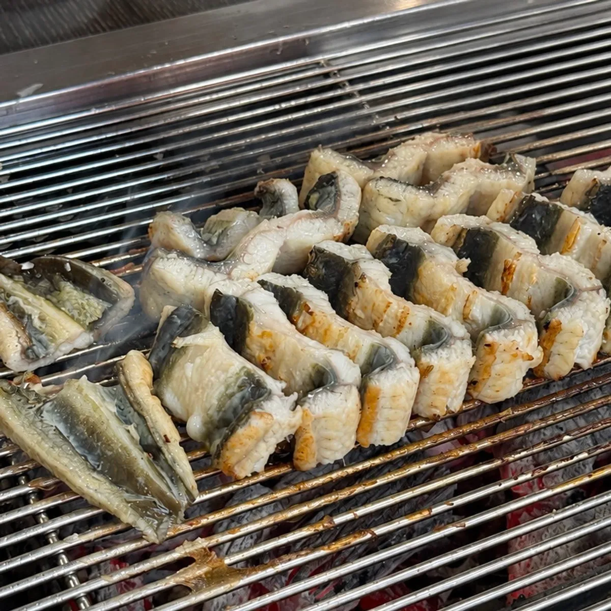 Signature photo of charcoal salt-grilled eel at Jangsuchon Pungcheon Eel Yangjae branch