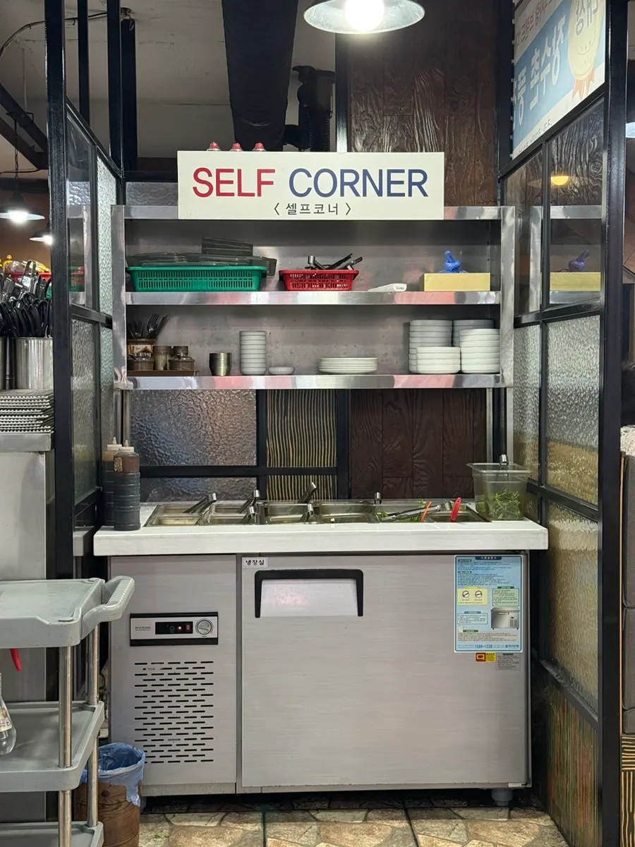 Self-serve bar for side dishes