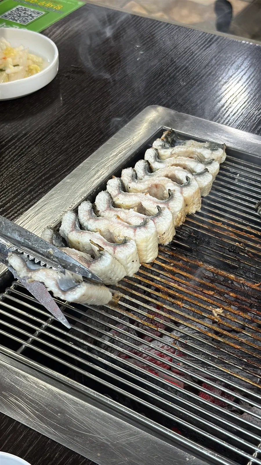 Salt-grilled eel placed on the charcoal
