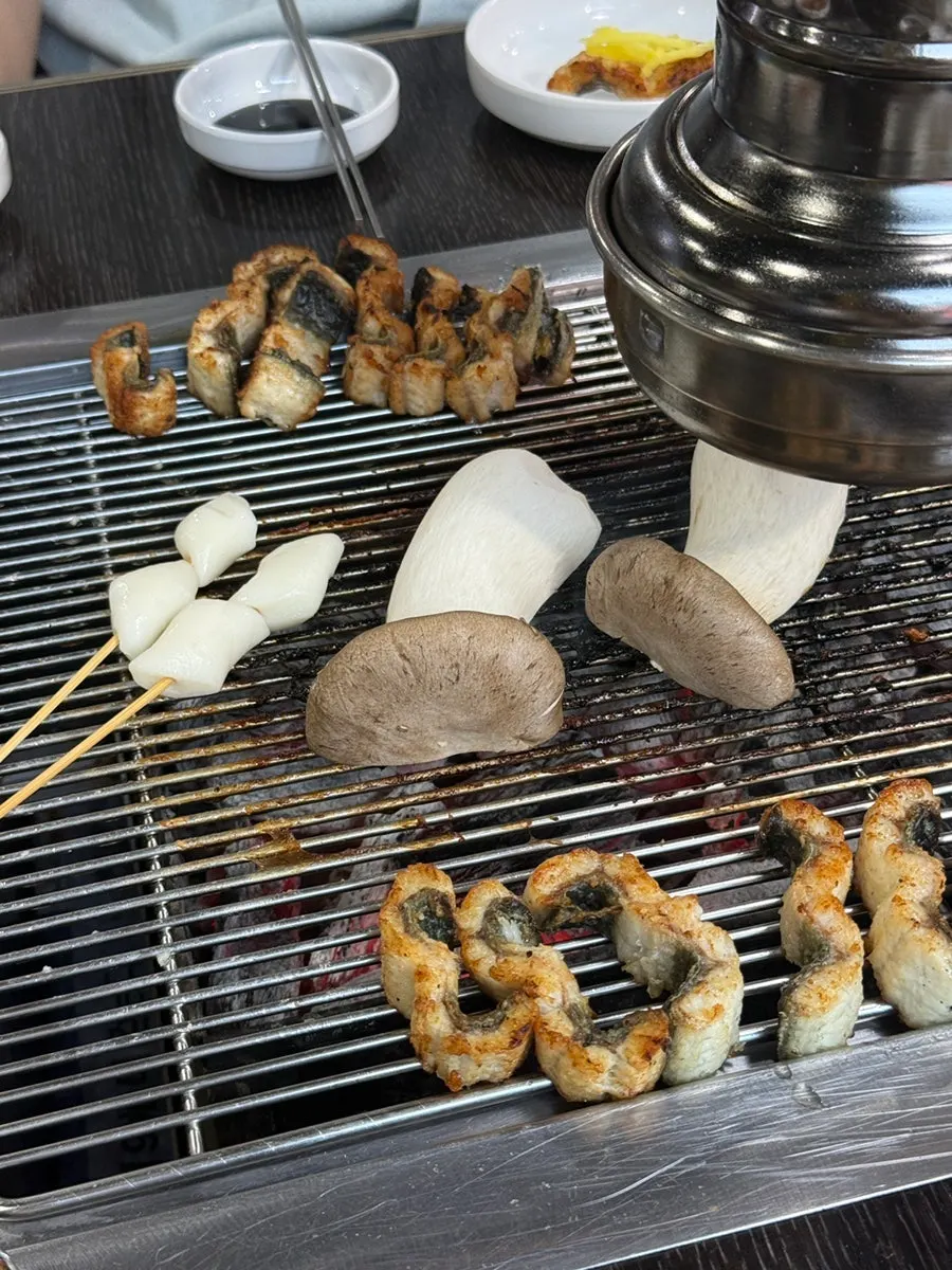 Eel wrapped in lettuce with side dishes