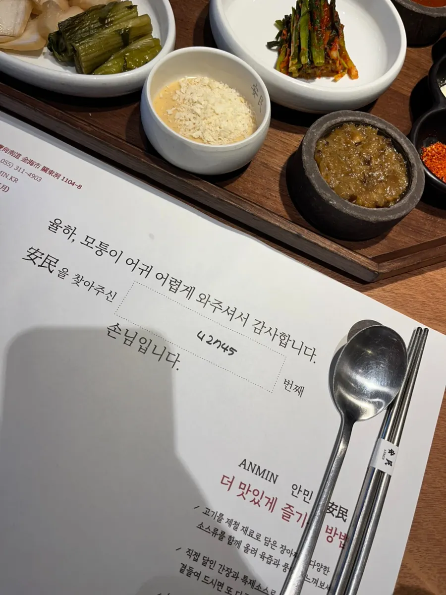 예약된 2인 테이블 세팅 사진