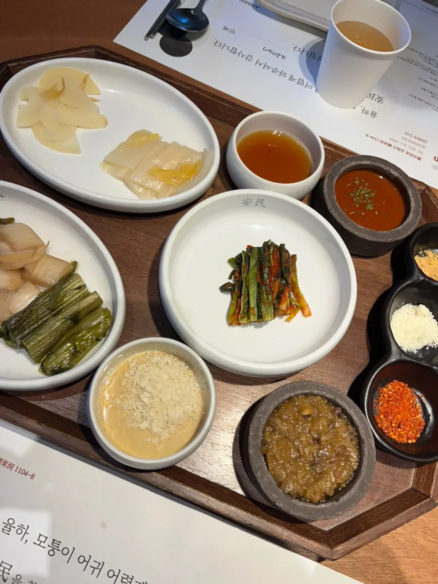 고기 곁들임 소스와 반찬 사진