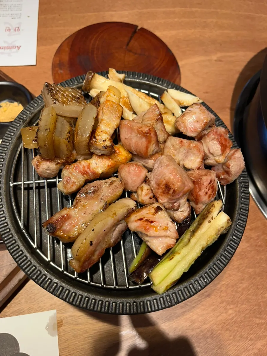 직원이 구워주는 고기 사진