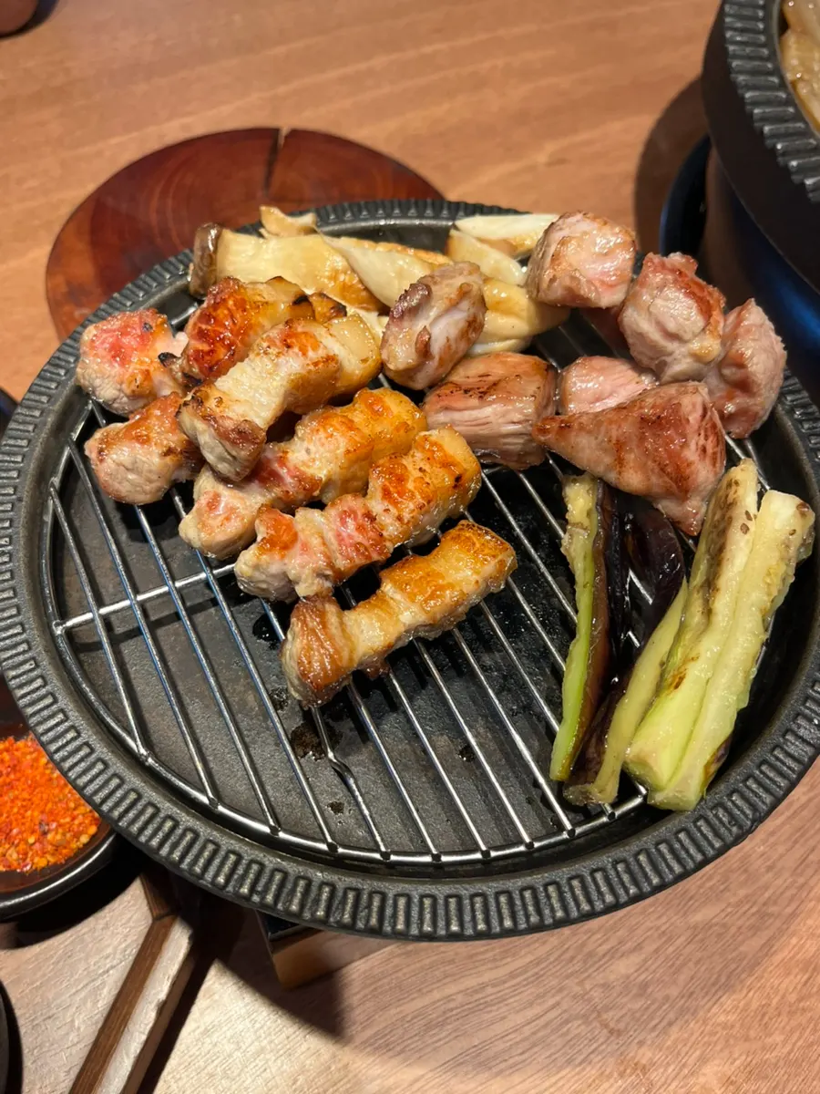 구워지는 삼겹살과 목살 사진