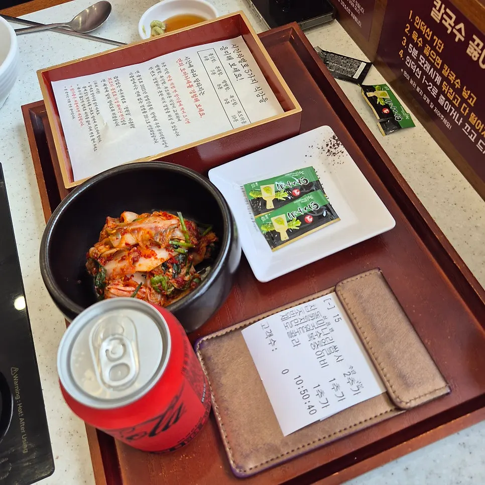 셀프코너에서 퍼온 김치와 와사비