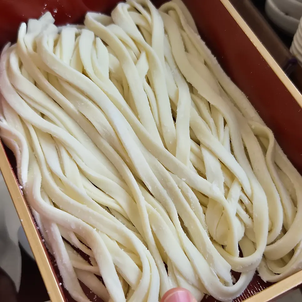 육수에 넣어 익히는 칼국수 면