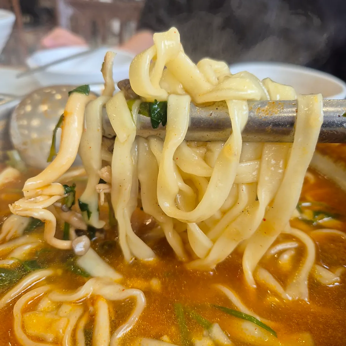 치즈처럼 늘어나는 쫄깃한 칼국수 면발