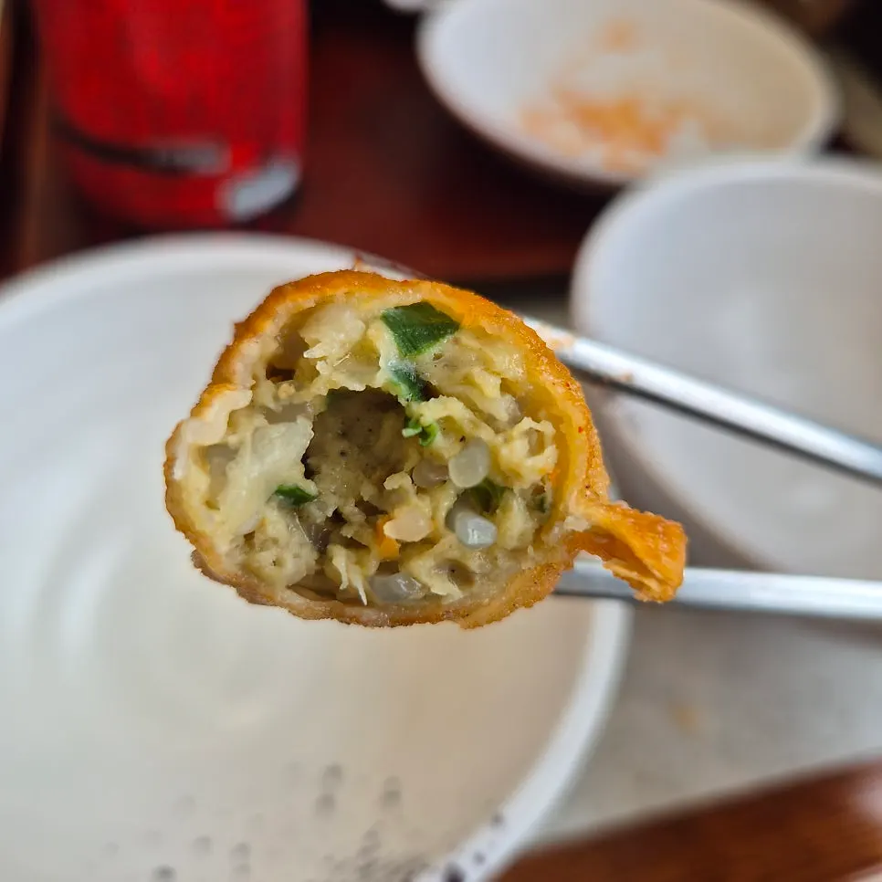 칼국수와 함께 먹는 비빔만두