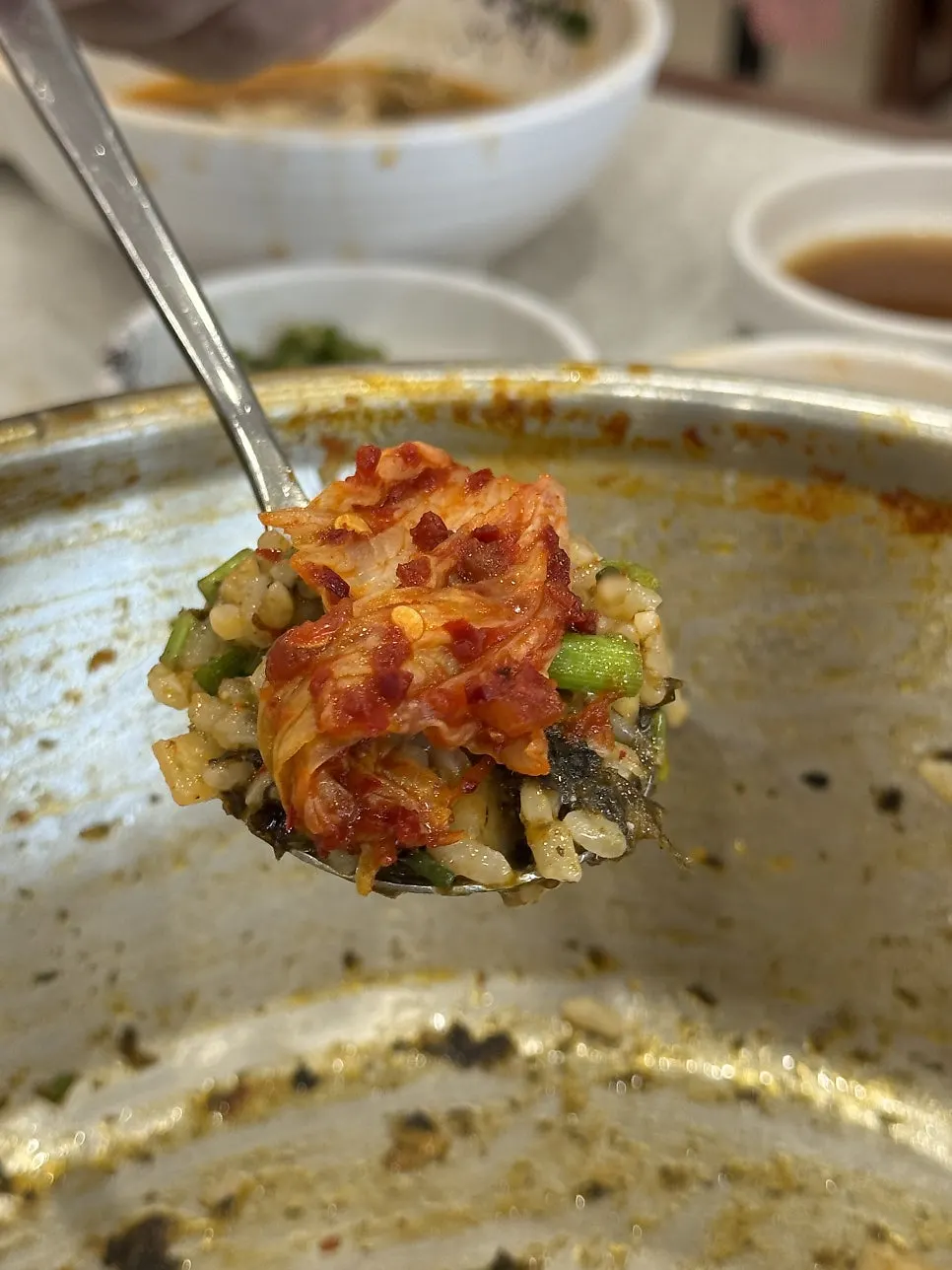 바닥까지 긁어먹은 볶음밥 냄비