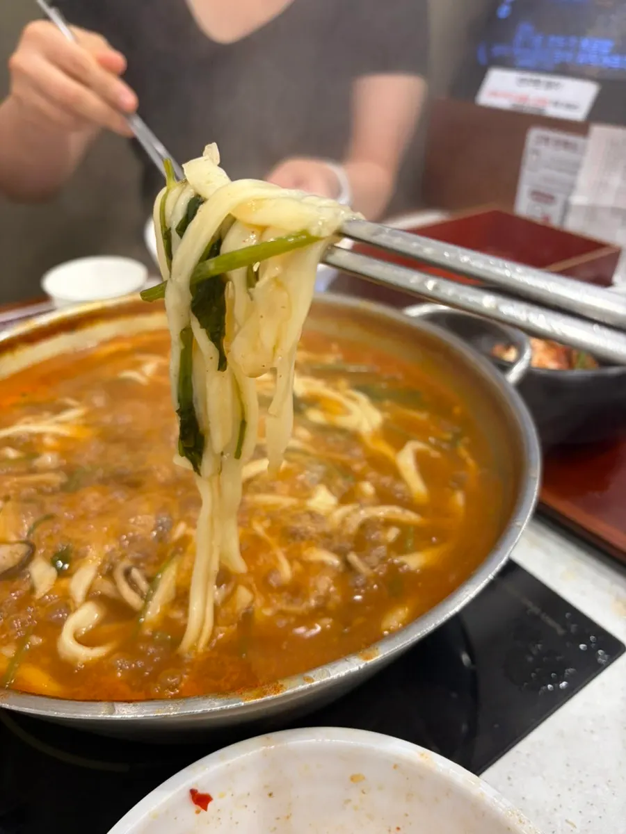 면 식감 단계별로 건져 먹는 칼국수