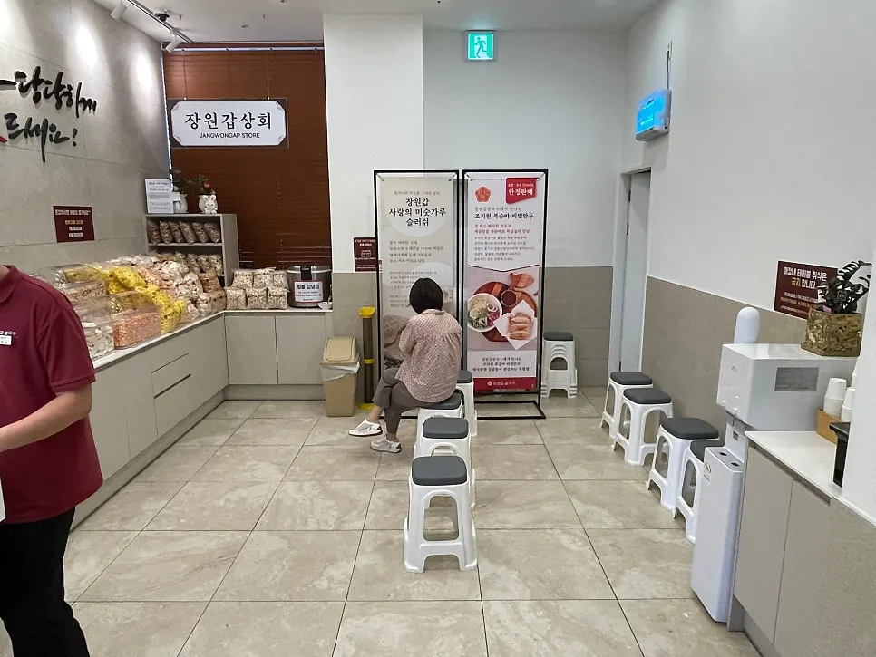 대기공간에 준비된 간식과 미숫가루