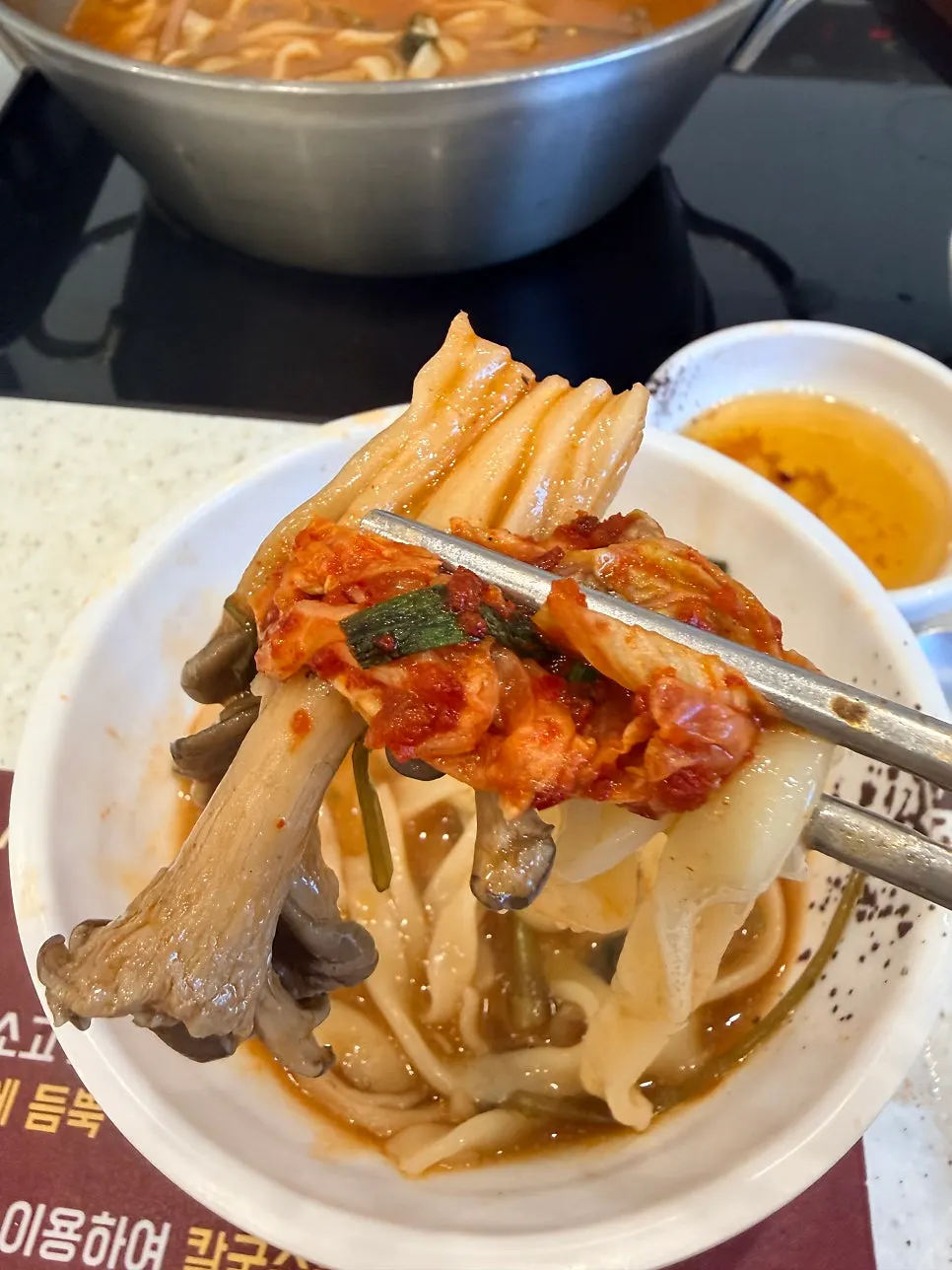 접시에 담긴 의성마늘김치 클로즈업