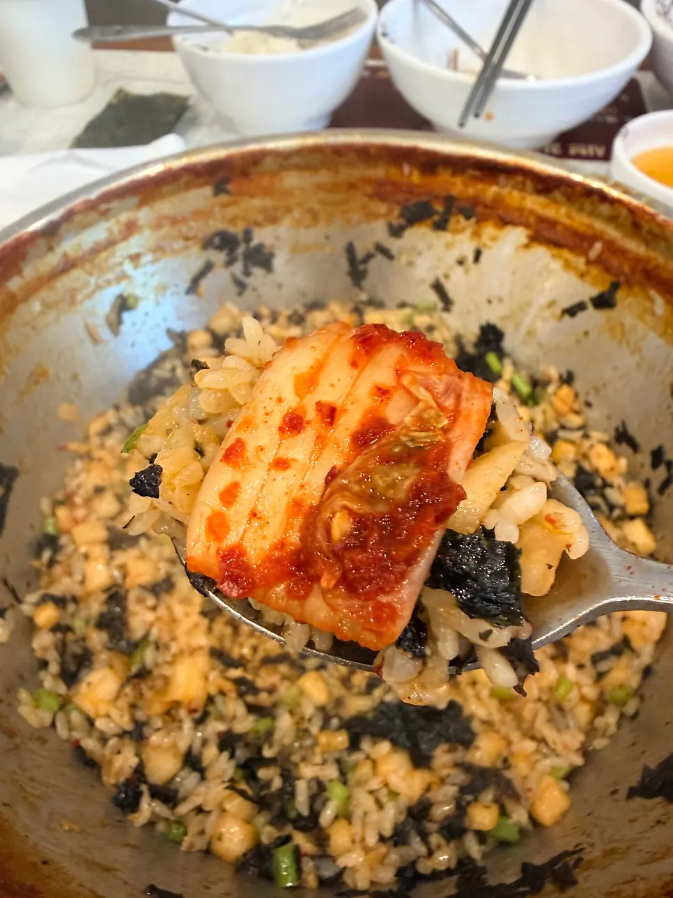 칼국수와 함께 놓인 마늘김치