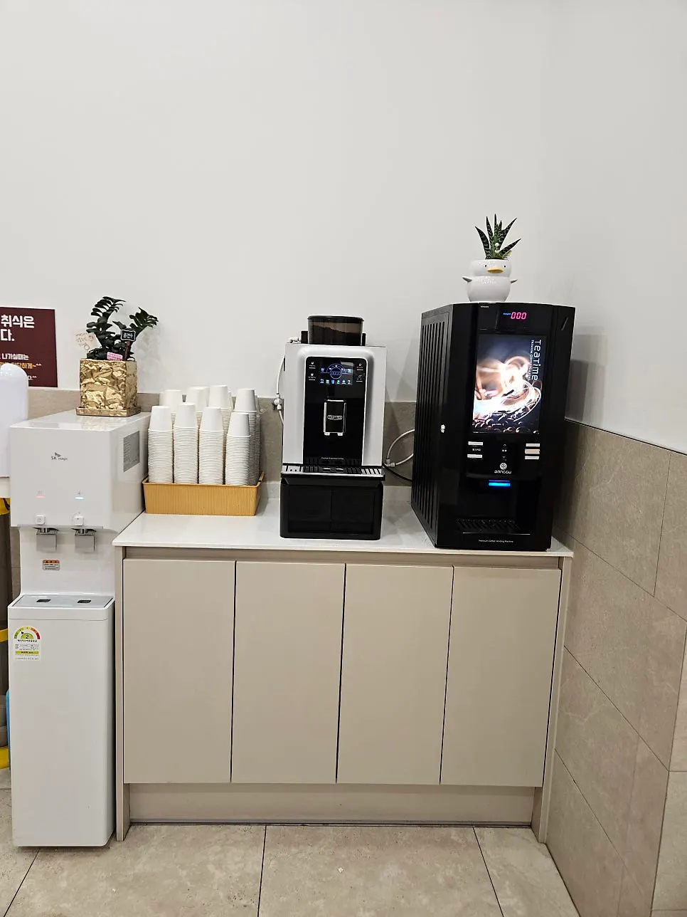 Self-service dessert corner with misugaru and puffed rice snacks