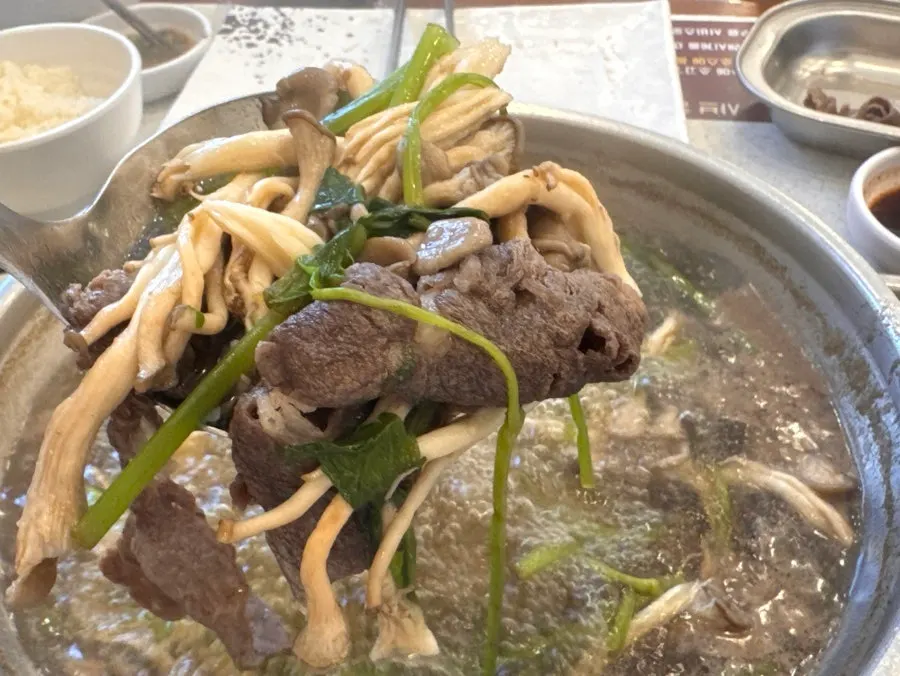 손님으로 채워진 용인기흥점 홀 풍경