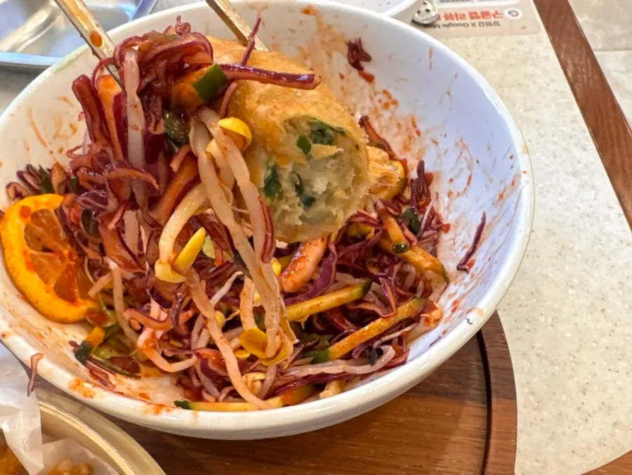 비빔국수 면을 젓가락으로 들어올린 모습