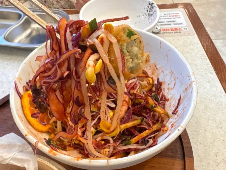 비빔국수와 함께 나온 만두