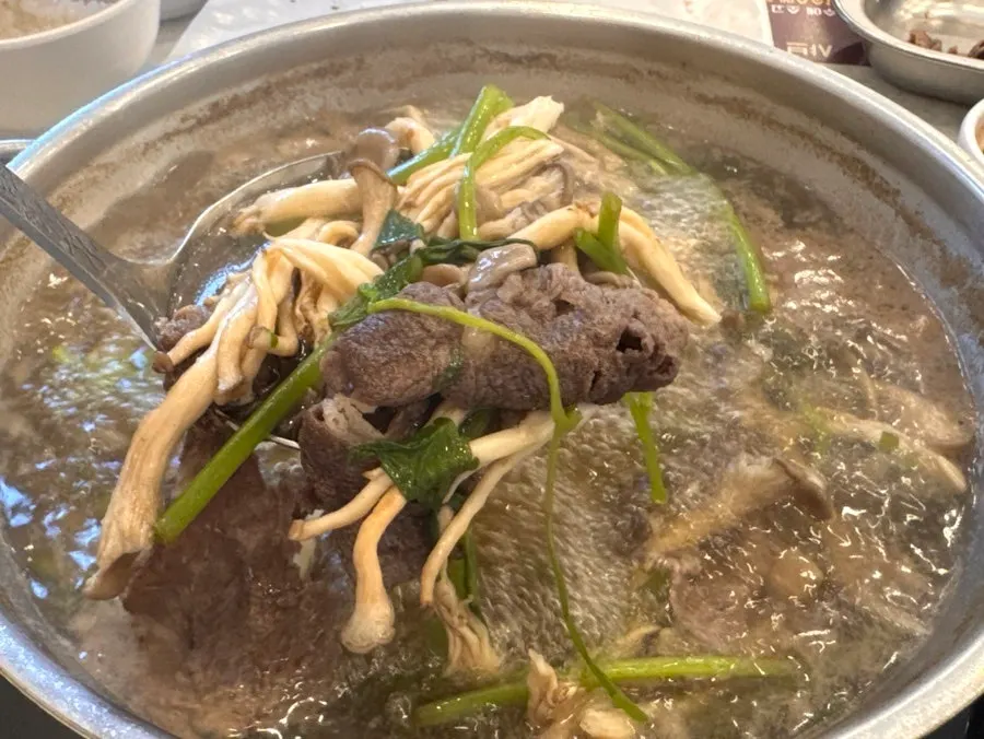 끓는 샤브 육수와 샤브 재료