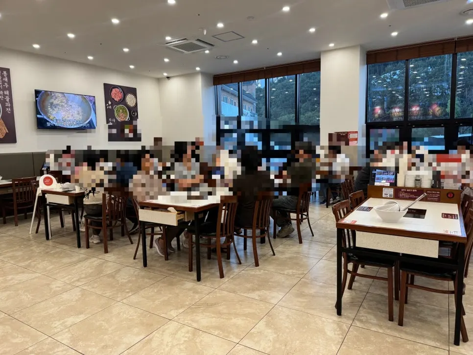 ภายนอกร้าน Jangwongap Kalguksu Yongin Giheung Branch และลานจอดรถกลางแจ้ง