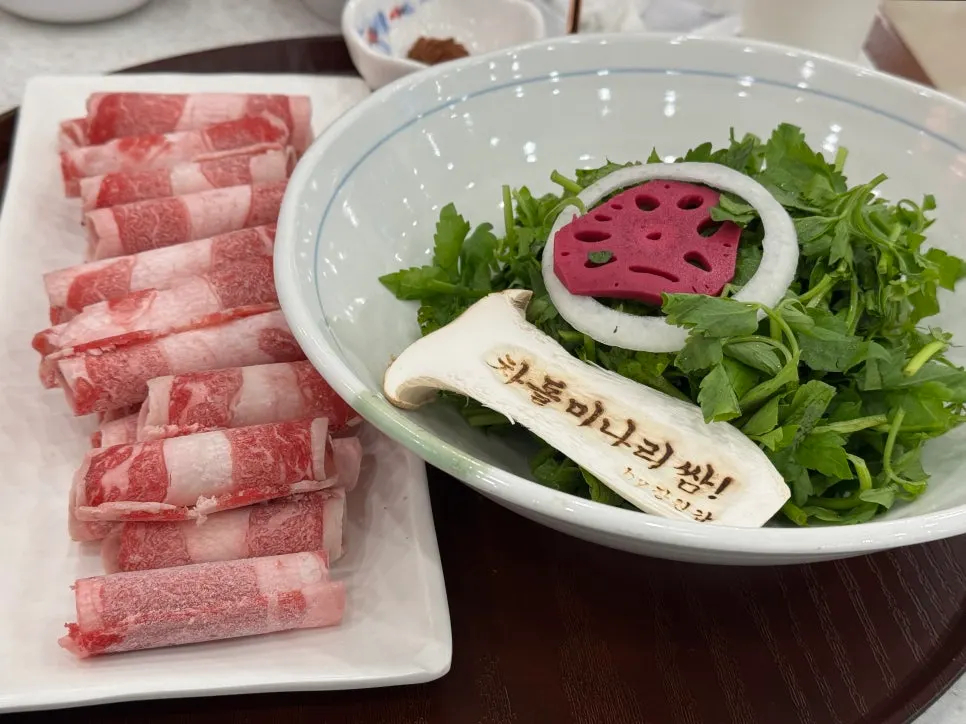 โต๊ะที่จัดเต็มไปด้วยชาบูคาลกุกซู