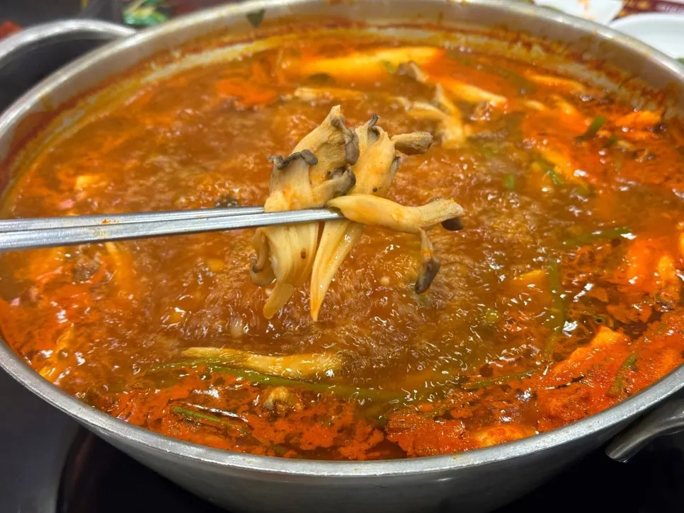 เนื้อชาโดลบากีที่กำลังลวกในน้ำซุปเดือด