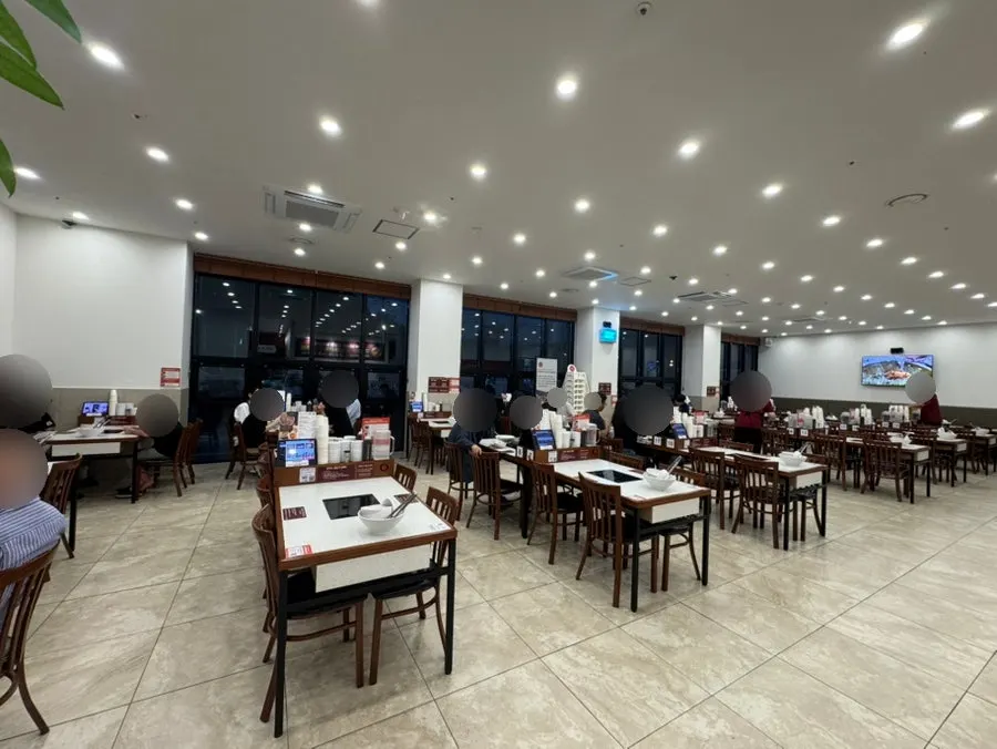 配备四人桌和多人桌的宽敞店内