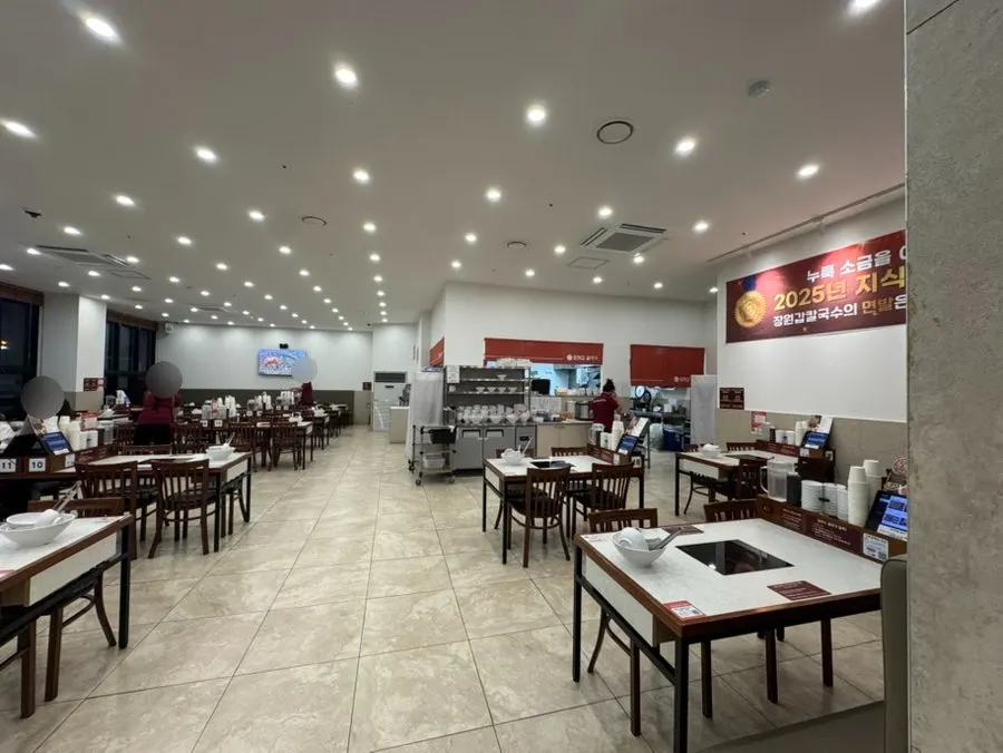 备有儿童椅的刀切面店大厅座位