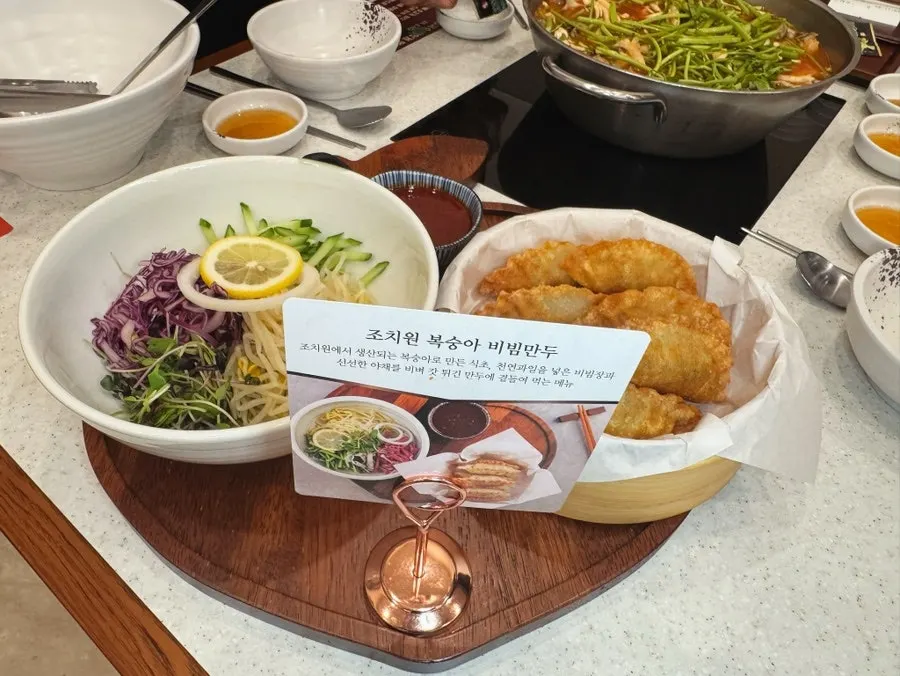 装在桃子形状托盘中的鸟致院桃子拌饺子