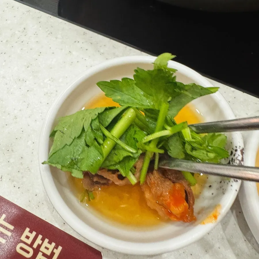 蘸了芝麻油的牛胸肉与水芹菜