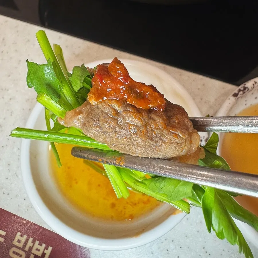 搭配带鱼内脏酱的牛胸肉水芹菜卷一份