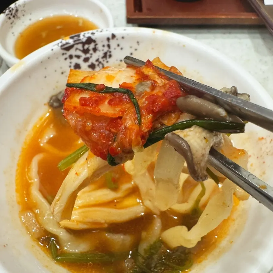 蘸了芝麻油拿起的松软刀切面面条