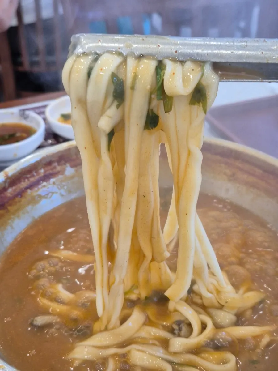 5-minute sand timer for eating the noodles in stages