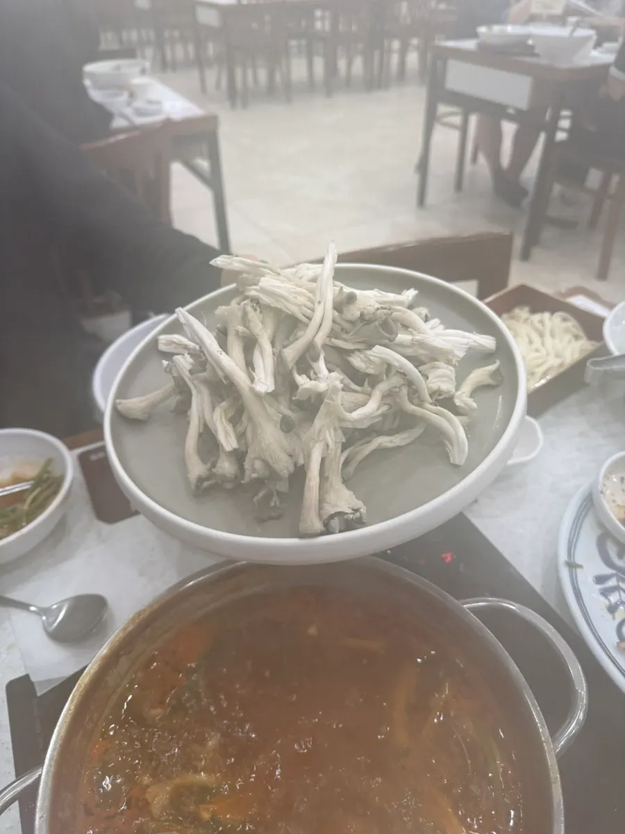 A plate of Uiseong garlic kimchi