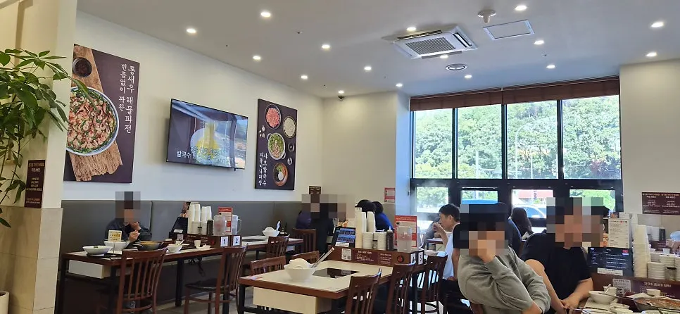 양념류가 정돈된 셀프 코너