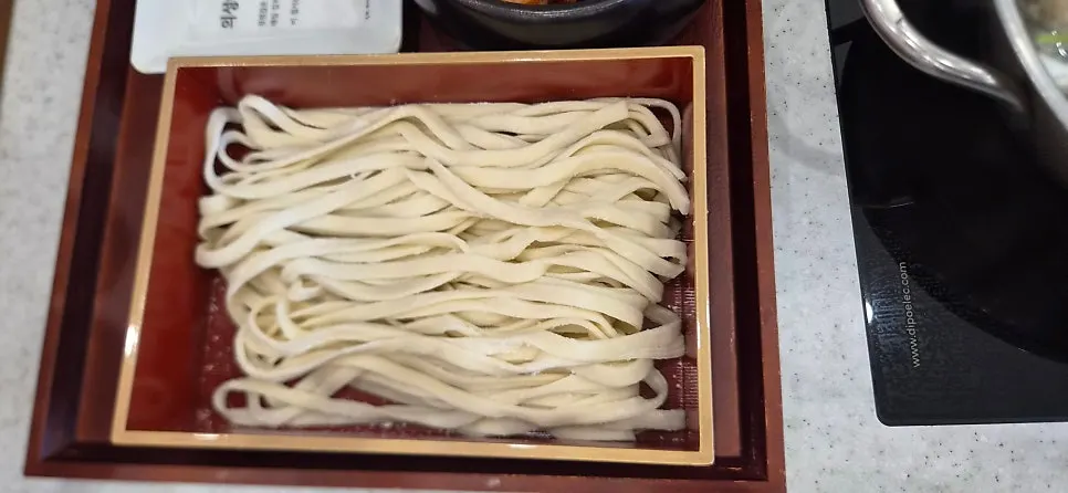 숙성 생면을 넣은 얼큰 칼국수