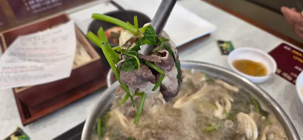 칼국수를 그릇에 덜어 담은 모습