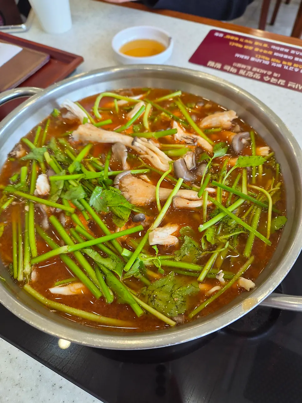 테이블에 준비된 칼국수 냄비와 재료