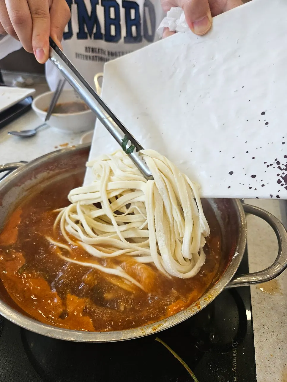 냄비에 넣은 생면 칼국수