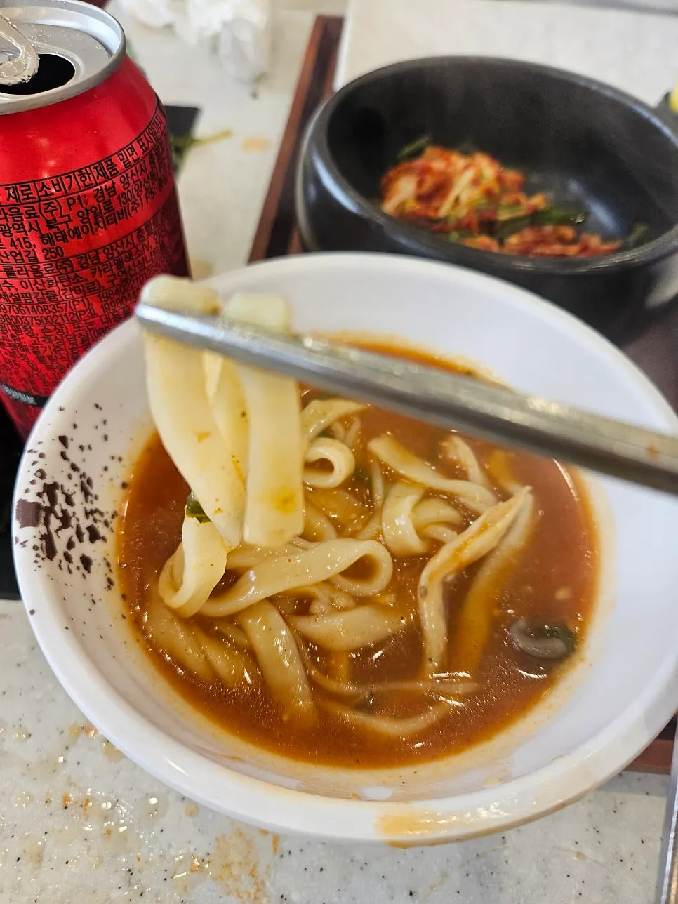 10분 끓여 부드러워진 칼국수 면발과 진한 국물