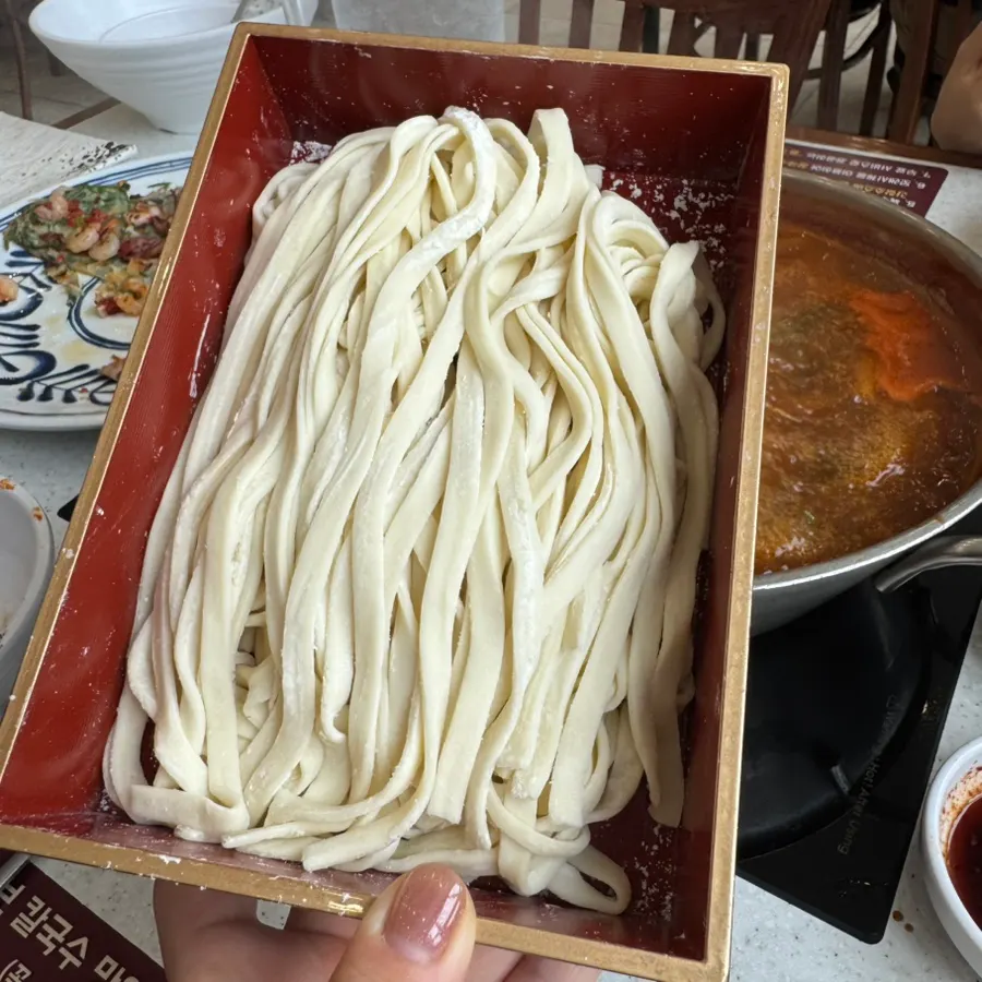 따로 제공되는 칼국수 면 접시