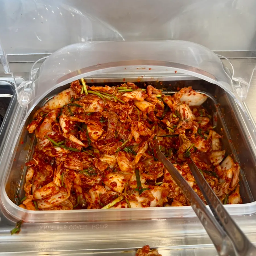칼국수와 곁들인 의성마늘김치